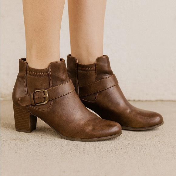 G.H Bass&Co Ankle Boots with Buckle Detail - Picture 1 of 8